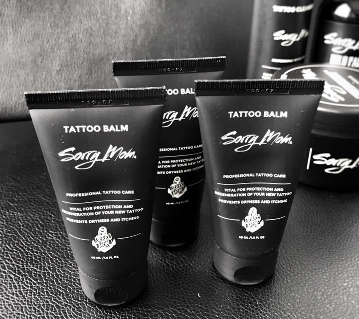 Sorry Mom -sarjan tatuoinnin hoitovoiteet, jotka suojaavat ja edistävät tuoreen tatuoinnin paranemista.