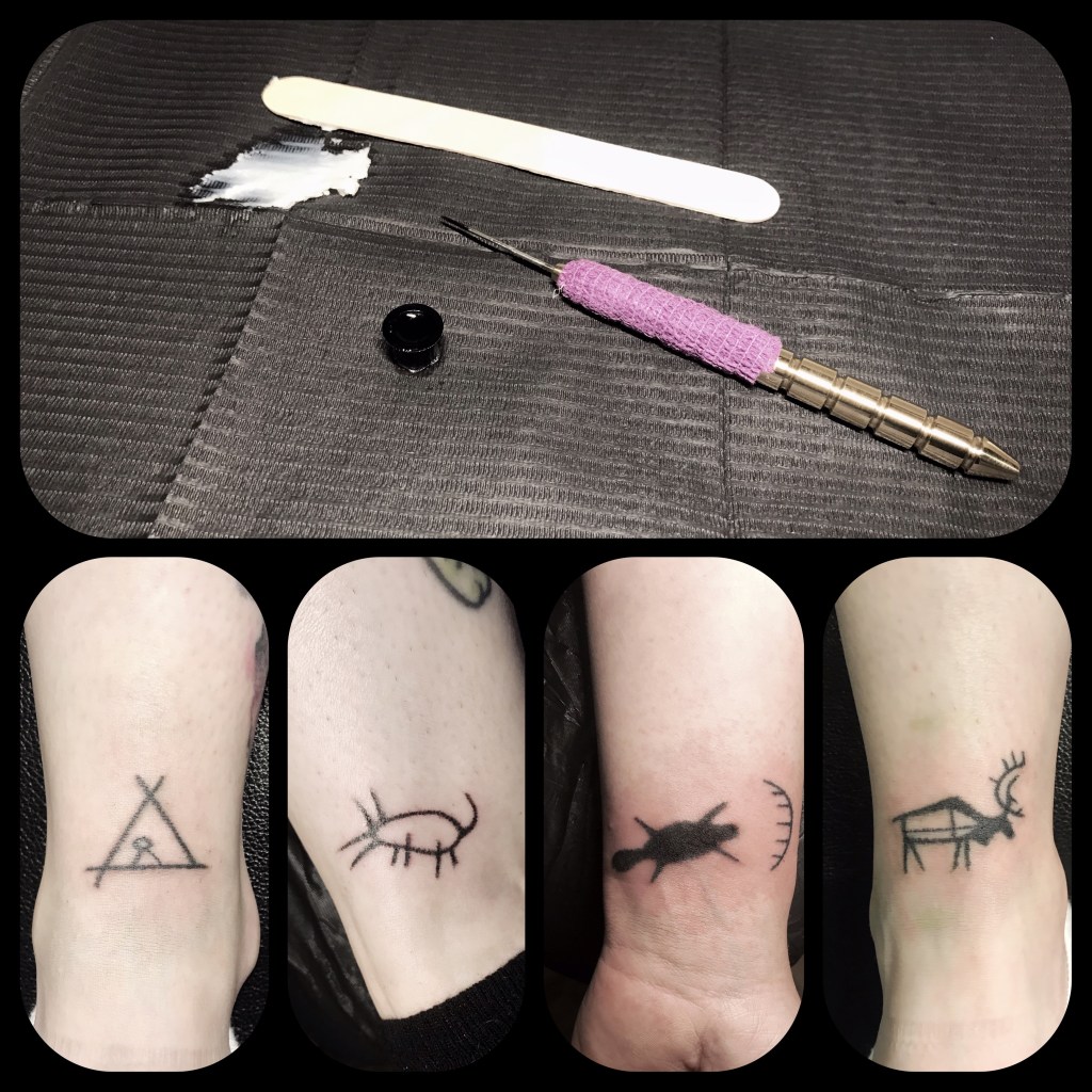 Kuva hand poke -tatuointivälineistä ja neljästä pienestä, käsin tehdystä tatuoinnista, joissa yksinkertaisia symbolisia kuvioita, kuten eläinhahmoja ja abstrakteja merkkejä.