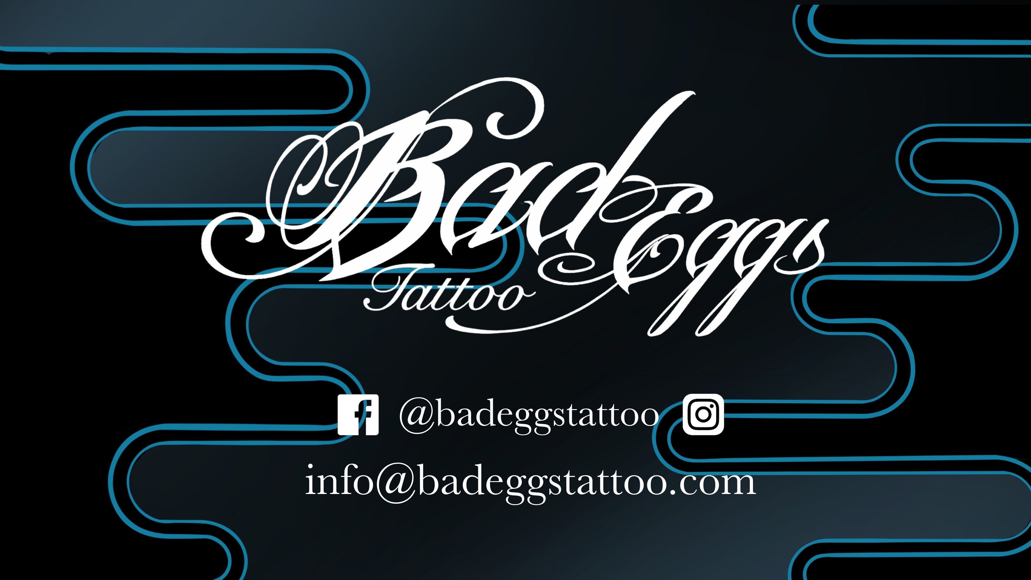 Bad Eggs Tattoo -studion logo ja yhteystiedot: sähköposti info@badeggstattoo.com sekä Facebook- ja Instagram-tunnus @badeggstattoo.