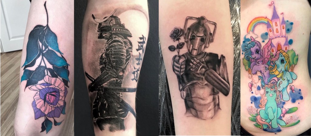 Neljä erilaista tatuointia käsivarsissa ja selässä: kukka-aiheinen tatuointi, samurai-hahmo, robottihahmo ruusun kanssa ja värikäs fantasia-aiheinen kuva poneista ja linnasta.